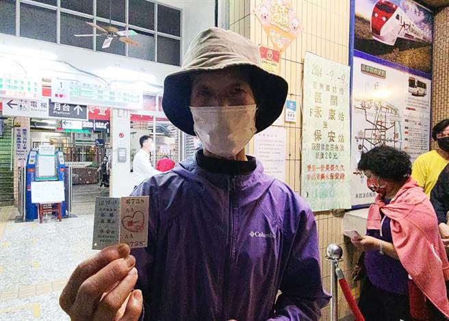 遠從宜蘭搭車南下購買台鐵今年永保安康雙11版紀念車票的媽媽說要給兒女驚喜。（洪榮志攝）