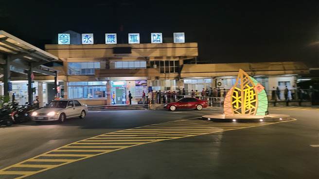 永保安康雙11版紀念車票開賣時，台鐵永康車站前出現排隊人龍。（洪榮志攝）