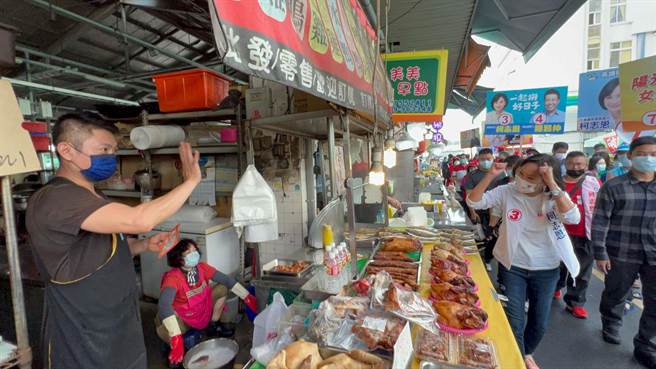 國民黨高雄市長候選人柯志恩（右）今（8）日到鳳農市場掃街。