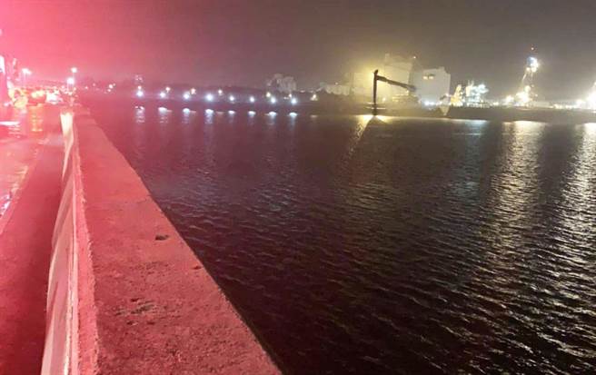 台中港务消防队西码头分队，8日清晨接到民眾报案，指称台中港100号码头有人跳海。（台中港务消防队提供）