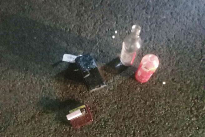 警方于码头发现酒瓶及打火机等私人物品。（台中港务消防队提供）