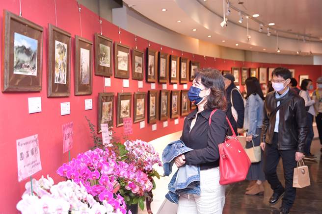 曾在花蓮服務7年的亞東醫院眼科部醫師黃子倫透過公益畫展，將52幅作品募得全數經費，捐給花蓮門諾醫院東區視力保健計畫，助偏鄉長者、身障及孩童能接受更完善的視力保健服務。（門諾醫院提供／羅亦晽花蓮傳真）