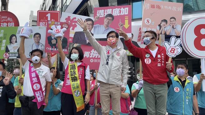 媒体关心跑行程，是否会睡眠不足？高雄市长陈其迈笑说，「我还OK没问题」，自己一向很早起，睡眠平均时间还可以，希望把握最后时间全力衝刺。（柯宗纬翻摄）