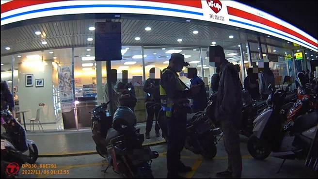 神冈区日前深夜聚集多部改装车，现场30余人大声喧哗，警方抵达后逐一盘查及进行宣导。（警方提供／陈淑娥台中传真）