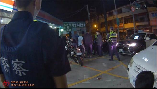 神冈区日前深夜聚集多部改装车，现场30余人大声喧哗，警方抵达后逐一盘查及进行宣导。（警方提供／陈淑娥台中传真）