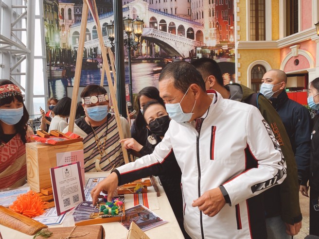 侯市长观赏歷届获奖学员成果，讚赏原住民传统文化在都会发光发热。（图/新北市政府原民局提供）