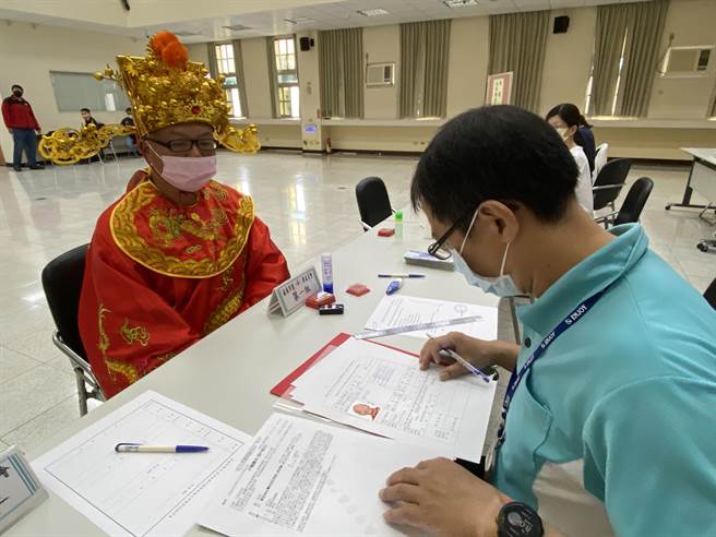 黄宏成台湾阿成世界伟人财神总统第一个到选委会办理嘉义市长重行选举登记。（廖素慧摄）