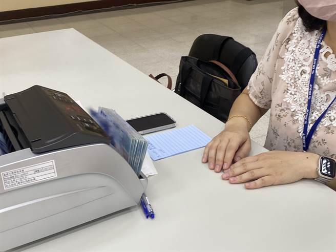 黄宏成台湾阿成世界伟人财神总统在选委会收到返还保证金，当场再缴交办理登记。（廖素慧摄）