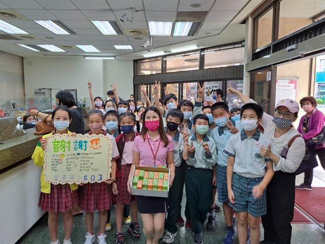 台中市富春国小特别安排高年级学生参访邻近银行，让孩子提早接触金融教育。（图／富春国小提供）