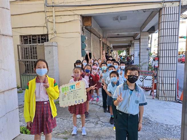 台中市富春国小特别安排高年级学生参访邻近银行，让孩子提早接触金融教育。（图／富春国小提供）