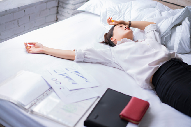 人妻发现丈夫3年前换了新公司，竟与女上司发生婚外情，2人还透过某款手机APP编辑「共用行事历」，把2人出国玩、上摩铁的事情全记在里头。（示意图/shutterstock）