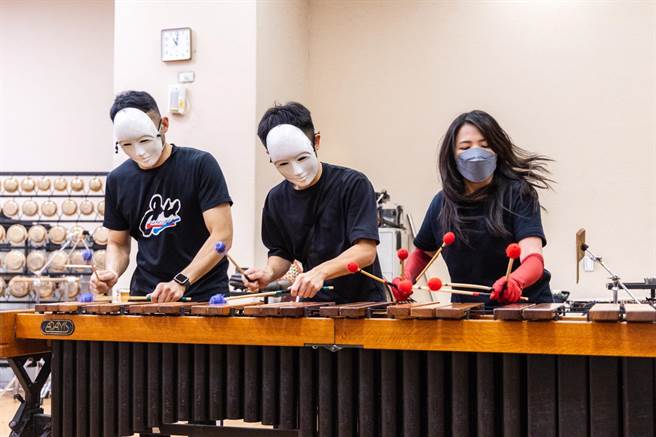 在后疫情时代，朱宗庆打击乐团今年再度受到邀请，将参与世界公认规模最大、重要性最高的「世界打击乐年会」。图为作曲家张琼樱作品〈射日〉的彩排现场。（图／朱宗庆打击乐团提供）