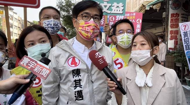 高雄市长陈其迈今受访时，表情严肃强调，第一时间已掌握相关讯息，并指示警察局长林炎田务必在最短时间破案。（柯宗纬摄）