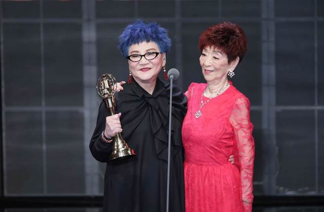 张小燕获金钟54「终身成就奖」，邀母亲同台分享喜悦。(影视娱乐组摄)