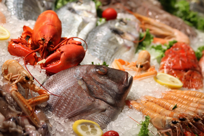 许多内行人指出台湾海鲜价格昂贵的原因就是盘商。（示意图／Shutterstock）