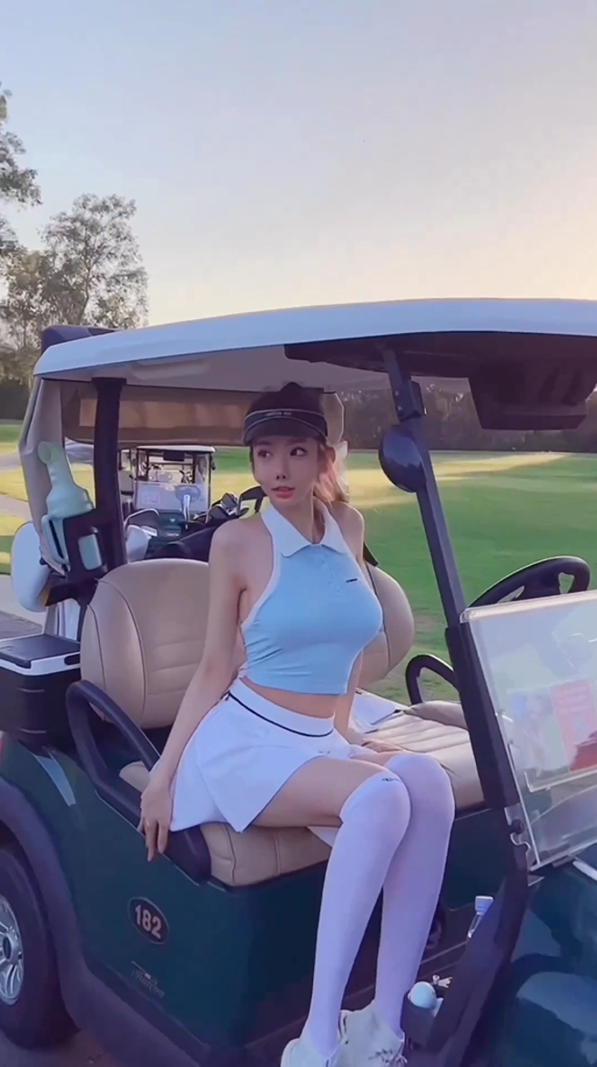 謝熙婷凹凸有致的身材全被看光。(圖/謝熙婷 IG)