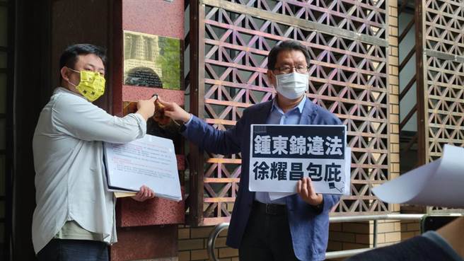 立法委員沈發惠、洪申翰8日赴台北地檢署告發無黨籍苗栗縣長候選人鍾東錦違反《區域計畫法》、苗栗縣縣長徐耀昌涉嫌圖利罪。(陳志賢攝)