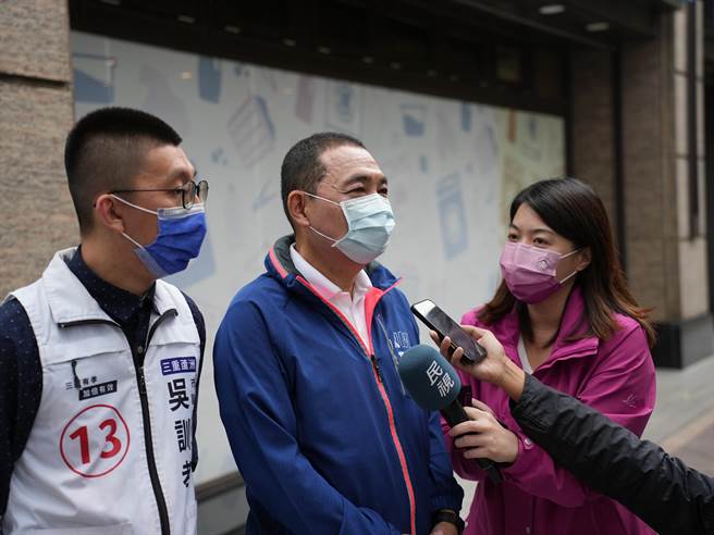 针对选前之夜场地租借之争，民进党新北市长候选人林佳龙7日扬言会力争到底；侯友宜表示，一切按照相关的租借办法处理，也强调相关的权责单位会出面说明。(黄敬文摄)