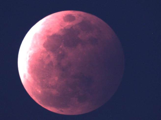 台湾3年出现一次月全蚀，伴随血月景观，今年更有「红月掩天王」的难得天象。（撷自南瀛天文馆脸书粉丝页／程炳璋台南传真）