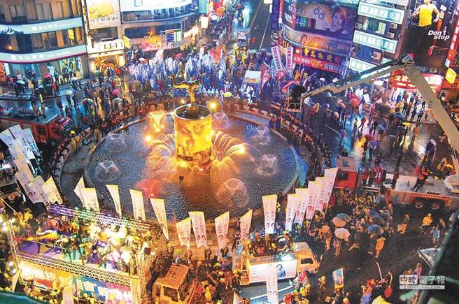 嘉义市喷水圆环的选前之夜造势活动，各阵营拚场强强滚，已是歷次选举的传统。（廖素慧摄）