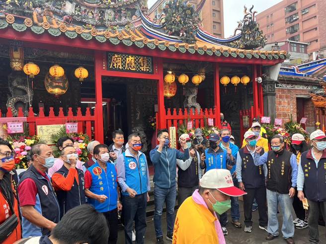 国民党台北市长候选人蒋万安8日赴景美集应庙遶境。（黄婉婷摄）