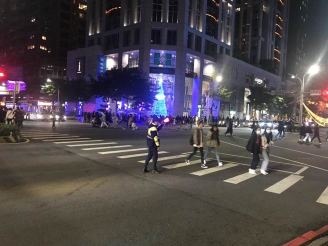 警方每日也会规画警、民力在板桥区县民大道、文化路、中山路、新站路、新府路、重庆路、府中路及民权路等会场周边干道实施弹性交通疏导及管制。（警方提供／李奇叡新北传真）