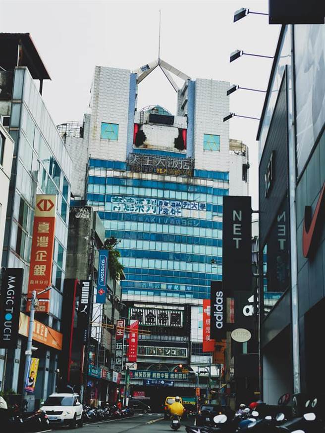 被视为彰化最大烂尾楼之一的员林「黄金帝国」都更问题年年被提出，但始终没有下文，何时拆除成为员林人共同的疑问。（游振雄提供／吴建辉彰化传真）