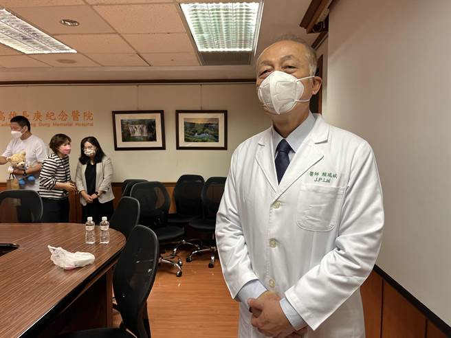 高雄长庚整形外科赖瑞斌表示，「亚伯氏症」是罕见先天性疾病，患者因颅缝提早闭合、导致头颅变形，脑往别的方向生长，易有生命危险，患者还会合併手指脚趾相连。（袁庭尧摄）