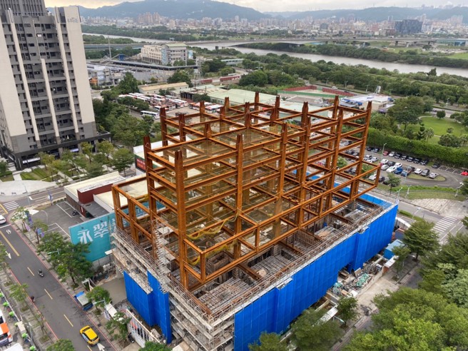 信义企业集团旗下信义开发宣布与新北市府、资策会合作，于新建案「信义嘉品」导入E化节能相关软硬体。图为信义嘉品目前兴建现况。（图/信义开发提供）