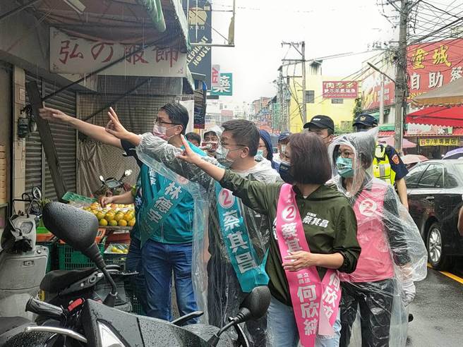 民进党台中市长候选人蔡其昌8日上午与多位立委、市议员及市议员候选人站路口、扫市场，表示他的步调是赢得胜利、翻转台中。（潘虹恩摄）