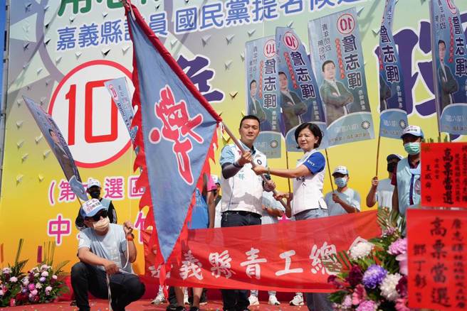 国民党嘉义县长候选人王育敏6日现身第6选区议员候选人詹志晖竞总成立暨王育敏青年后援会成立大会上，向乡亲们喊话改变的时刻到了！（王育敏竞选总部提供／吕妍庭嘉义传真）