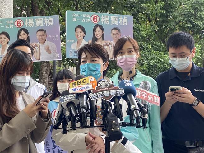 无党籍台北市长候选人黄珊珊（右二）今上午前往松山区走访市场，由民眾党市议员参选人杨宝桢（右三）陪同会前受访。（陈薏云摄）