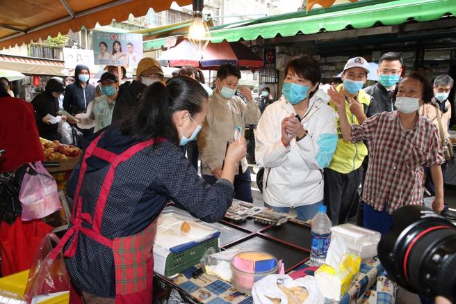 无党籍台北市长候选人黄珊珊（前右）8日到松山区草埔市场拜票，寻求大家支持。（赵双杰摄）