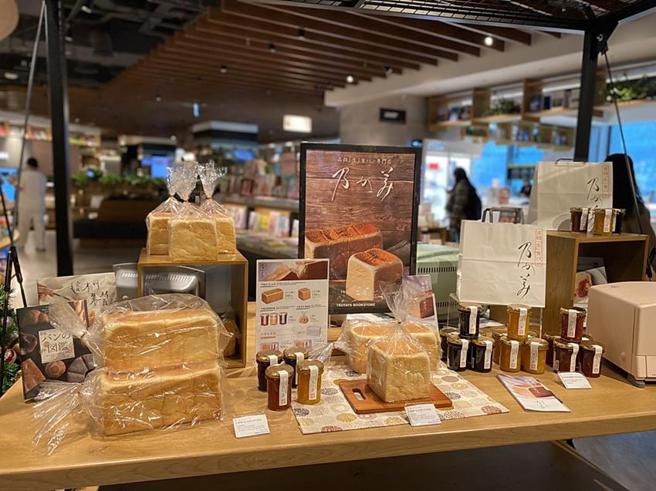 （日本生吐司創始元祖「乃賀美」快閃櫃巡迴列車正式開跑，圖為乃賀美蔦屋TSUTAYA BOOKSTORE快閃櫃。圖／乃賀美）