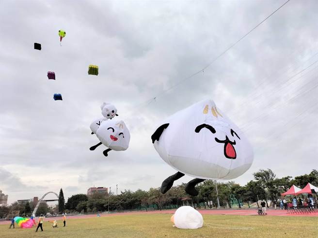 当天将有鹿港名产肉包飞上天，还有冰淇淋、雪糕等食物齐飞上天。（吴建辉摄）