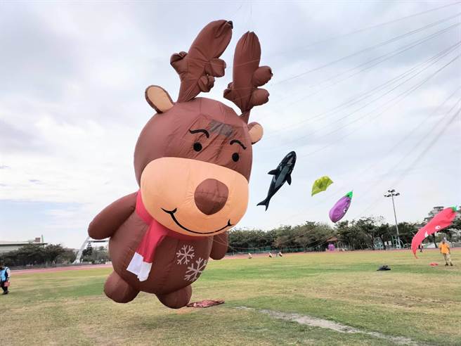 鹿港风筝节今年已经迈入第4届，公所年年都推出创新的在地特色风筝，人气爆棚的「风动装置艺术」，超人气蚵宝也都会与大家见面。（吴建辉摄）