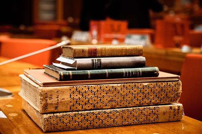 国家交响乐团音乐总监准．马寇尔赠送西洋6本珍贵私人收藏古籍给国家图书馆，为避免国际运输风险，他也利用每次来台机会，亲自从德国家中分批将古书带来。（图／国家交响乐团提供）