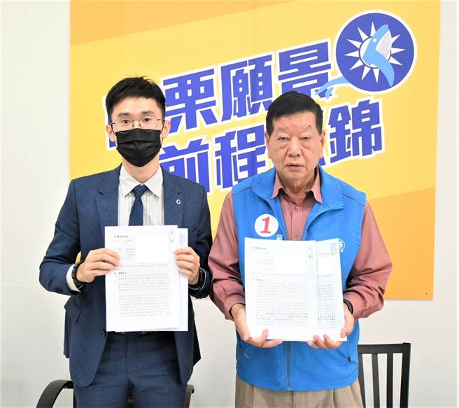 锺东锦竞选总部执行长徐廷琮（右）怒轰对手徐定祯鼓吹台独，要徐定祯马上退选。（李京升摄）