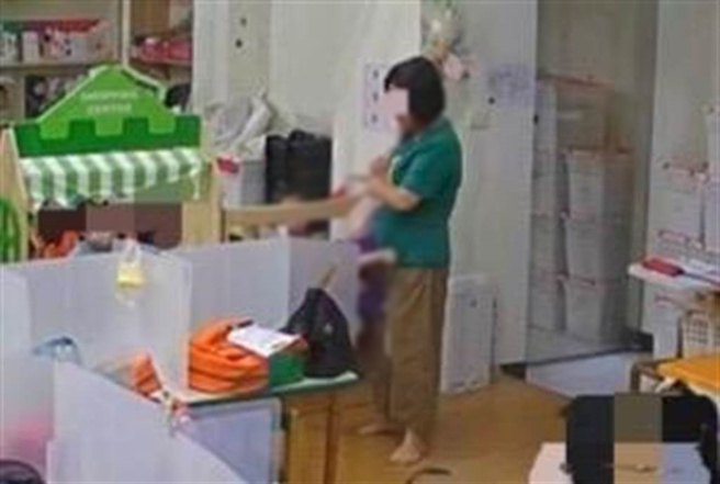 幼儿园监视器影像中老师抓着孩子的脚，把孩子倒吊。（台北市议员锺小平提供／张芷瑜台北传真）