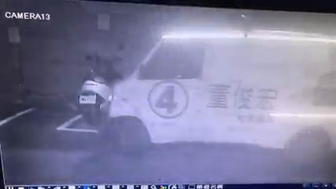 新北市五股区有民眾7日晚间在地方社群平台「是五股人」分享一段监视录影器的画面，指控有新北市议员候选人的宣传车撞到自己停在路边停车格内的机车后肇事逃逸。(黄敬文翻摄)