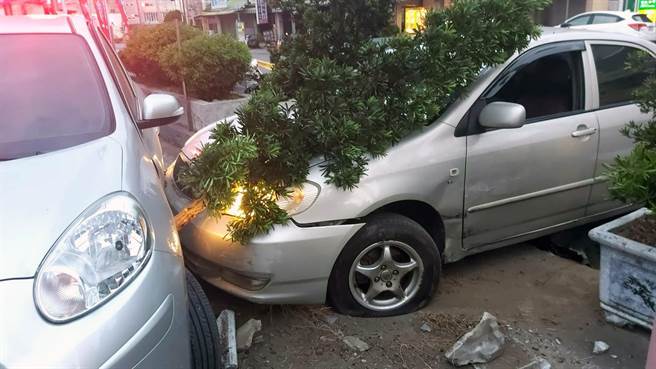 喝酒醉的郑姓男子驾驶自小客车衝撞员警后，还失控衝撞到路边盆栽后停下。（读者提供／洪荣志台南传真）