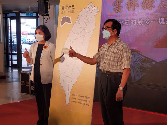 云林县志编纂终于启动，县长张丽善（左）把责任交付甫退休的中央大学歷史学研究所教授吴学明（右）。（周丽兰摄）