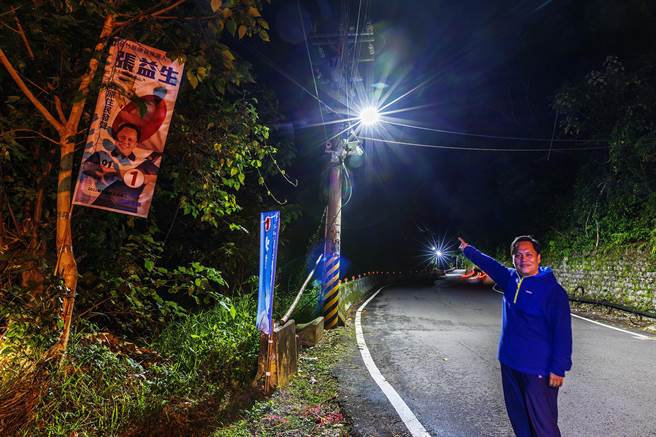 县议员张益生争取五峰122线、竹62线及竹67线装设LED路灯，目前已有250盏，照亮原民回家的路，让族人和游客更安全。（罗浚滨摄）