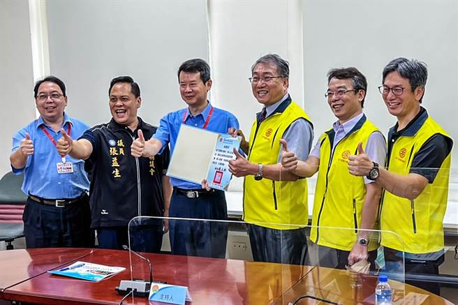 县议员张益生（左二）透过朝阳扶轮社捐助10万元善款支付路灯电费，工务处长江良渊（左三）代表县长杨文科赠感谢状给朝阳扶轮社。（罗浚滨摄）