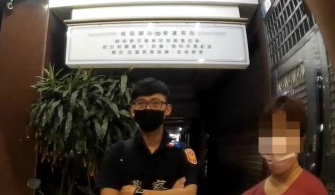高雄廖姓妇人因忘记回家的路向警求助，没想到反而曝光自己遭通缉身分，警讯后依规定解送归案。（翻摄照片／崔正纲高雄传真）
