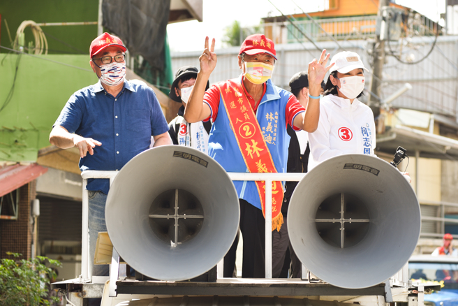 左起：高雄市前副市长李四川、国民党市议员候选人林义迪、国民党市长候选人柯志恩。（图／取自柯志恩脸书）