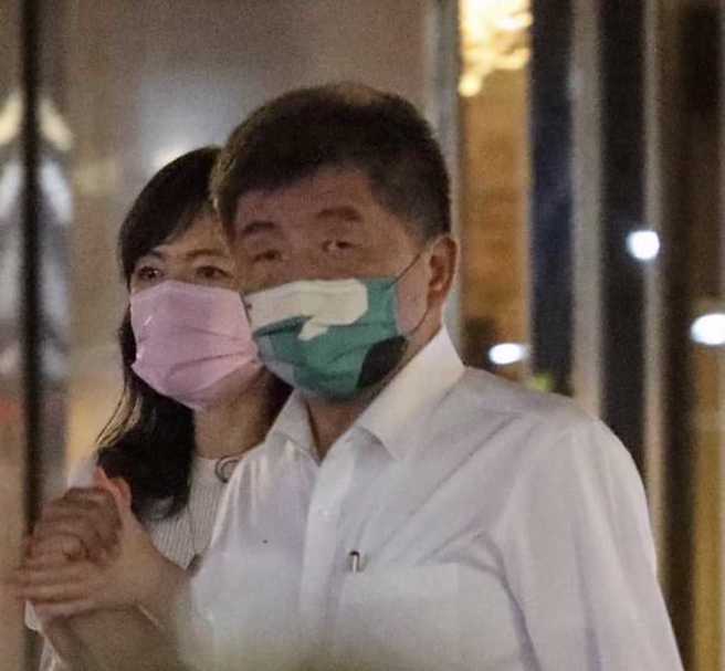 民进党台北市长候选人陈时中（前）遭国民党台北市议员徐巧芯踢爆餐叙后搂着人妻。（图 / 取自徐巧芯脸书）
