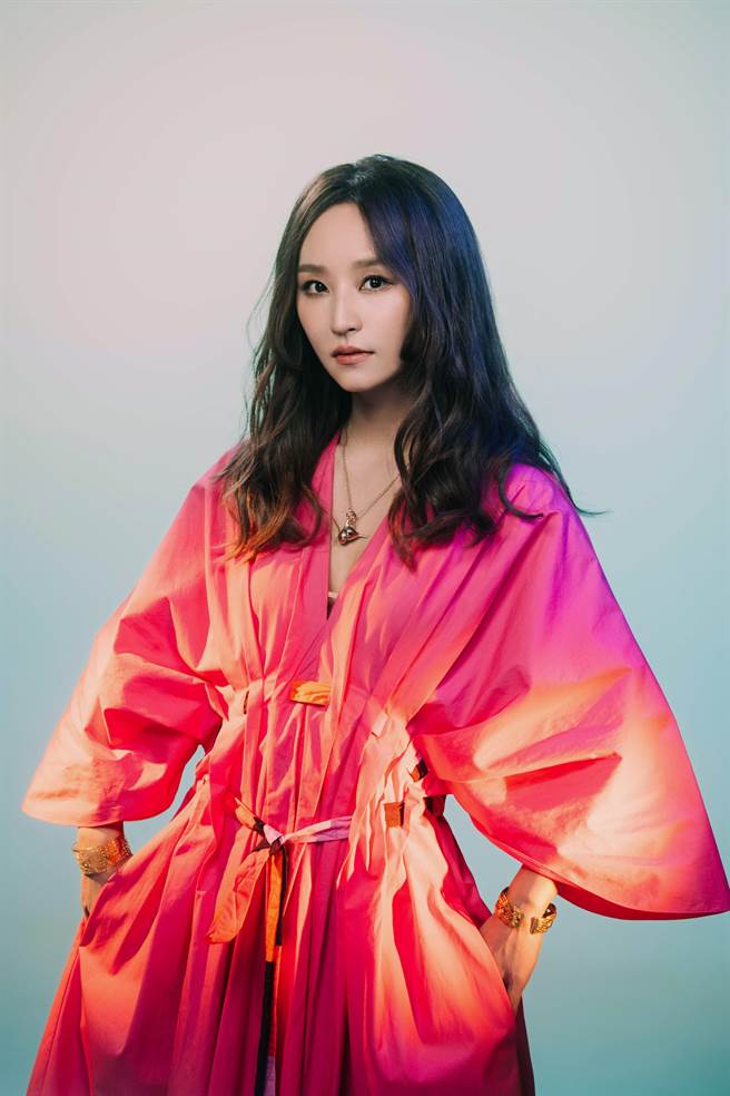 法兰推出首张创作大碟《逞强的温柔》。（相映国际提供）