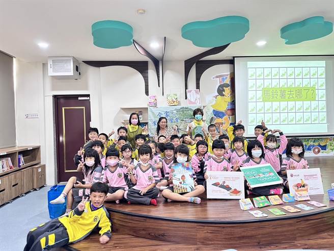 绿绘本说故事列车开进神冈国小，学生们感受绘本神奇魔力。（主妇联盟提供）