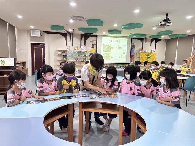 主妇联盟环境教育保护基金会台中分会志工，到神冈国小推广环保。（主妇联盟提供）